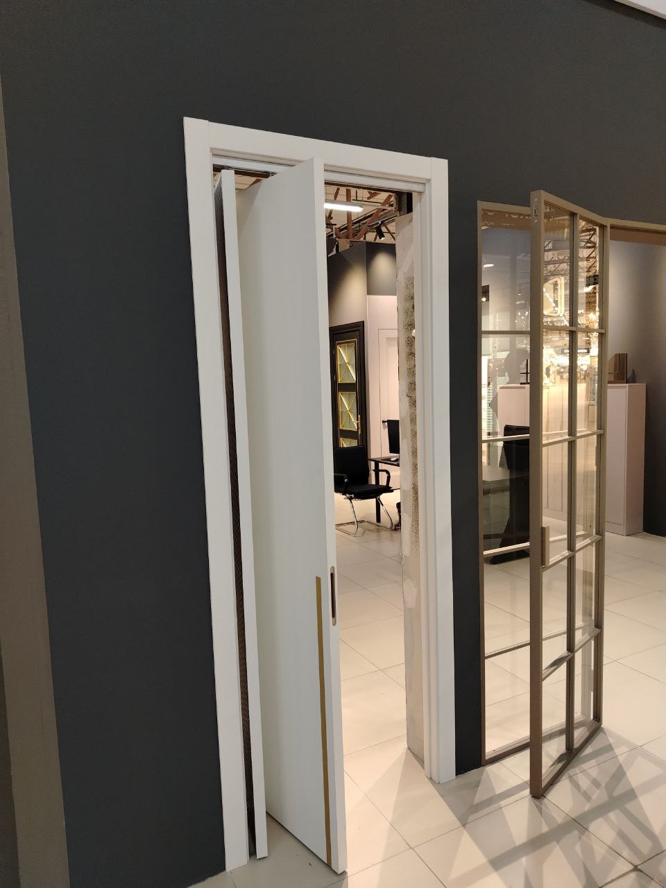 Экспозиция дверей и фурнитуры в салоне Doors Mega Market