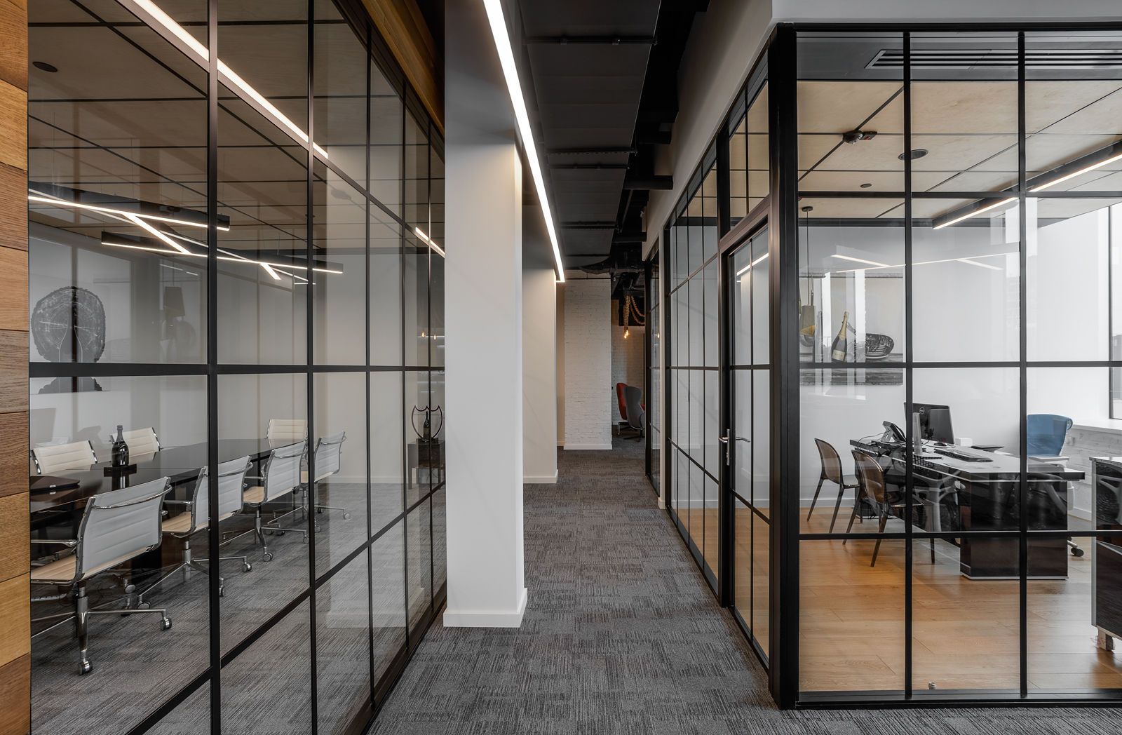 Офисная остеклённая перегородка в open-space