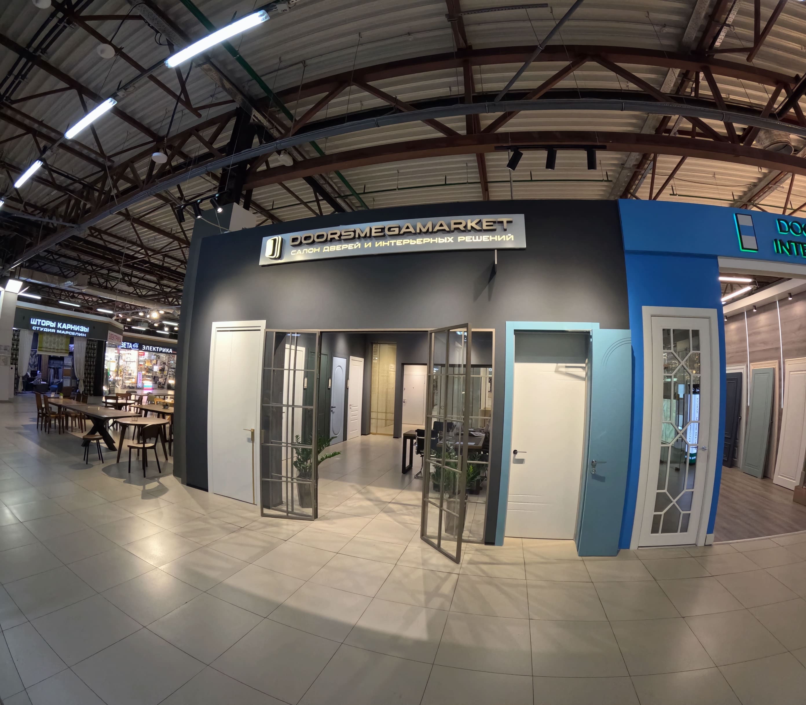 Экспозиция салона Doors Mega Market: полотна и выкрасы дверей